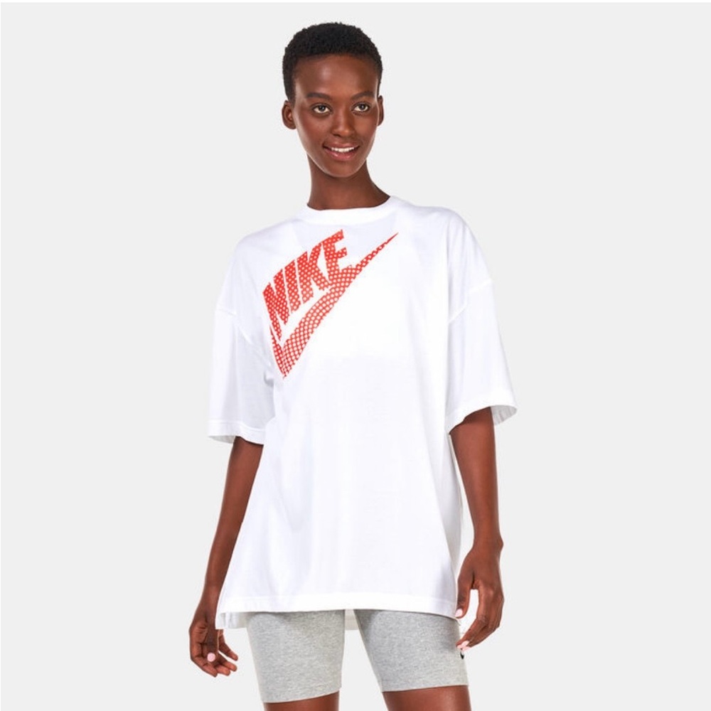 New WOMEN'S NIKE WHITE with RED OVERSIZED GRAPHIC DANCE T-SHIRT, Size Medium